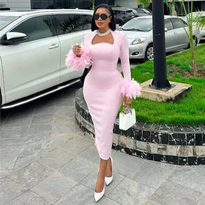Elegantes rosa Bodycon-Midikleid mit Federbündchen und modischem quadratischem Ausschnitt.