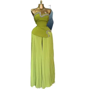 Ensemble deux pièces vert lime avec haut bustier en strass et pantalon large plissé