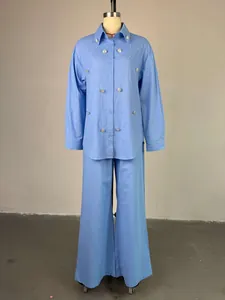 Vista detallada de un conjunto de dos piezas con camisa de cuentas de manga larga y pantalón