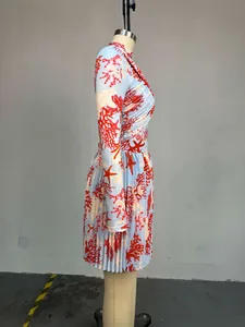 Vista lateral del conjunto de top de manga larga y falda plisada con estampado coral