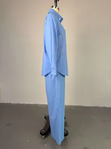 Vista lateral detallada del conjunto de camisa azul con cuentas y pantalón recto