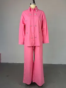 Conjunto de dos piezas de camisa rosa con cuentas y pantalón de cintura alta.