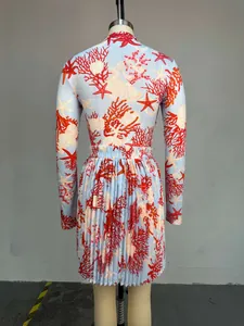 Vista trasera de conjunto de top de manga larga y falda plisada con estampado coral