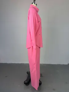 Vista lateral detallada del conjunto de camisa rosa de manga larga con cuentas y pantalón