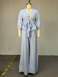 Completo due pezzi con camicia a righe scollo a V e pantaloni a gamba larga