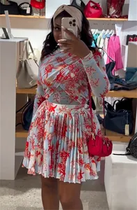Conjunto de top de manga larga y falda plisada con estampado de coral rojo