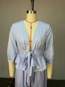 Dettaglio completo di completo 2 pezzi a righe blu chiaro con camicia con scollo a V e lacci