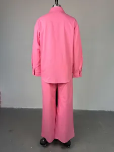 Vista trasera de un conjunto rosa de camisa de manga larga y pantalón ancho en un maniquí