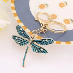 Detailansicht eines glänzenden Libellen-Schlüsselanhängers mit blauen Strass-Steinen
