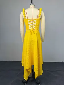 Vista posteriore dettagliata del completo giallo due pezzi con top stringato e gonna