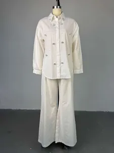 Conjunto de camisa blanca de manga larga con cuentas de cristal y pantalones rectos.