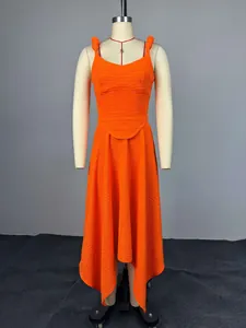 Completo due pezzi arancione testurizzato con crop top e gonna su un manichino sartoriale