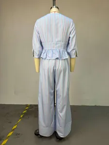 Vista posteriore di un completo a righe azzurre con camicia a volant e pantaloni larghi