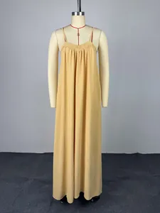 Vestido largo amarillo mostaza de tirantes con detalle fruncido en el escote en maniquí