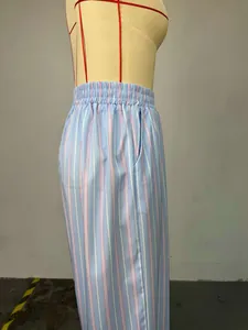 Vista dettagliata dei pantaloni larghi a righe azzurre con comoda fascia elastica in vita
