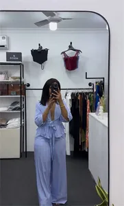Completo a righe azzurro due pezzi con top scollo a V e pantaloni a gamba larga