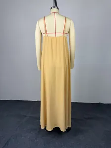 Vista trasera detallada de un vestido largo amarillo de tirantes en un maniquí profesional.