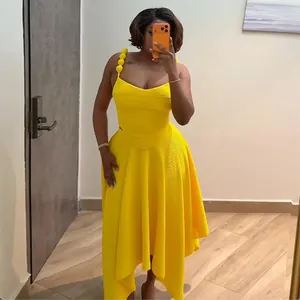 Completo due pezzi giallo vivace con canotta e gonna a pieghe a vita alta da donna.