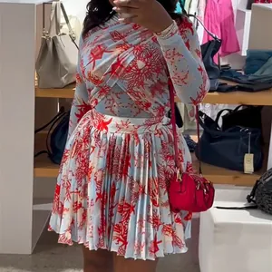 Vista detallada del elegante conjunto de dos piezas con estampado de coral y falda