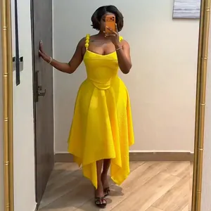Modella che indossa un completo giallo acceso con top a canotta e gonna asimmetrica