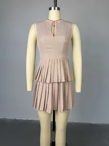 Elegante vestido corto plisado beige sin mangas con cuello en V y cintura alta