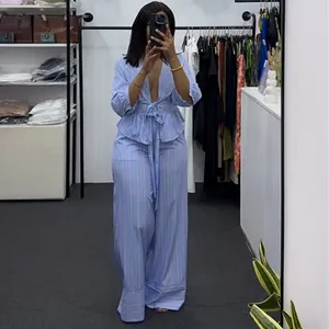 Selfie allo specchio che mostra la vestibilità del set top a righe blu e pantaloni larghi