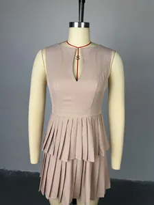 Primer plano de un elegante vestido plisado de corte A con escote en V sin mangas