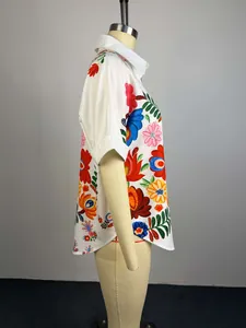 Vista laterale dettagliata della camicia bianca a maniche corte con stampa floreale