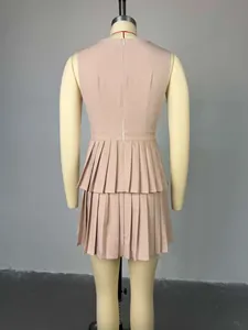 Vista trasera de un vestido sin mangas melocotón con falda plisada
