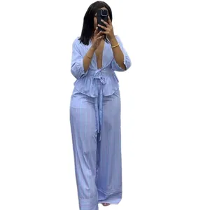 Elegante completo due pezzi a righe azzurre con camicia a V e pantaloni a gamba larga