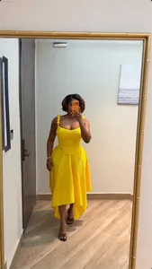 Set due pezzi giallo con top a canotta e gonna a pieghe asimmetrica a vita alta
