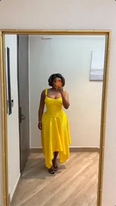 Completo due pezzi giallo vivace con canotta a coste e gonna asimmetrica alla moda