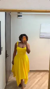 Elegante completo giallo due pezzi con top a canotta e gonna longuette a vita alta.