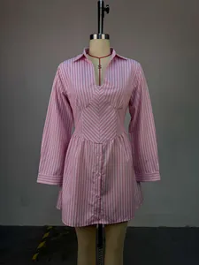 Vue de face d'une robe courte rose et blanche à rayures, manches longues et taille corset