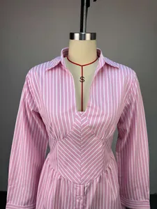 Vue détaillée d'une robe à rayures roses et blanches, col en V et taille cintrée.
