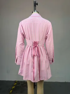 Vue arrière d'une robe courte à rayures roses et blanches avec un corset à lacets à la taille
