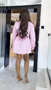 Vue arrière détaillée d'une mini-robe à manches longues à rayures roses et blanches