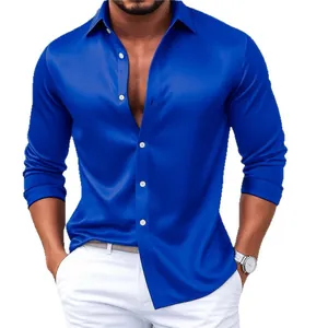 Detalle de camisa casual de manga larga de satén azul brillante para hombre con botones
