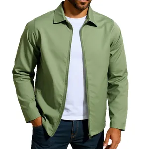 Nahaufnahme einer stylischen hellgrünen Herrenjacke mit Reißverschluss und klassischem Kragen