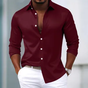 Detalle de camisa burdeos de hombre con tejido brillante y botones blancos