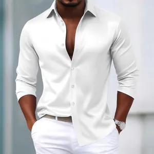 Detalle de camisa de manga larga en satén blanco brillante para hombre, estilo casual