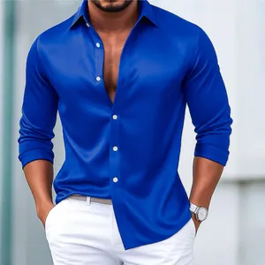 Detalle de primer plano de la tela de satén azul real brillante en camisa de hombre