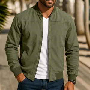 Detalle de una chaqueta bomber de ante verde oliva de alta calidad con cremallera frontal