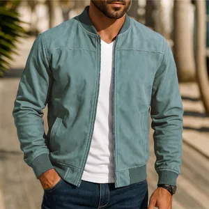 Primer plano de una chaqueta bomber de ante azul para hombre con cuello alto y puños.