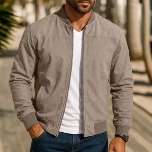 Primer plano de chaqueta bomber de ante gris topo para hombre con cremallera y puños acanalados
