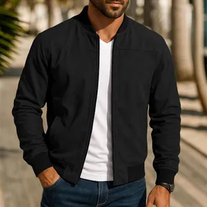 Vista detallada de una chaqueta bomber de ante negro para hombre con cuello alto y cremallera