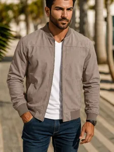 Chaqueta bomber clásica de gamuza marrón para hombre con cremallera y cuello alto elegante