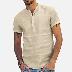 Detalle de una camisa de algodón y lino beige para hombre con manga corta y cuello henley.