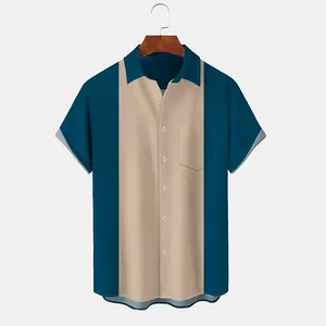Camicia da uomo a maniche corte con pannelli a contrasto in blu petrolio e beige.