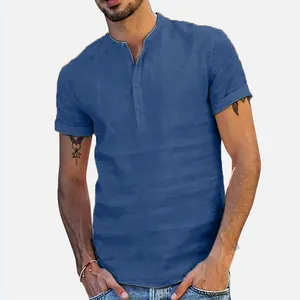 Detalle de camisa de lino y algodón azul para hombre con cuello mao y botones